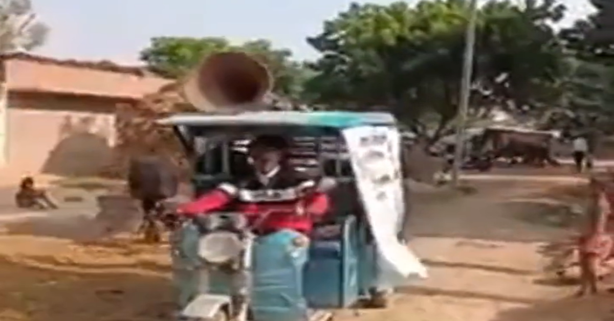 Man delivering alcohol on e-rickshaw