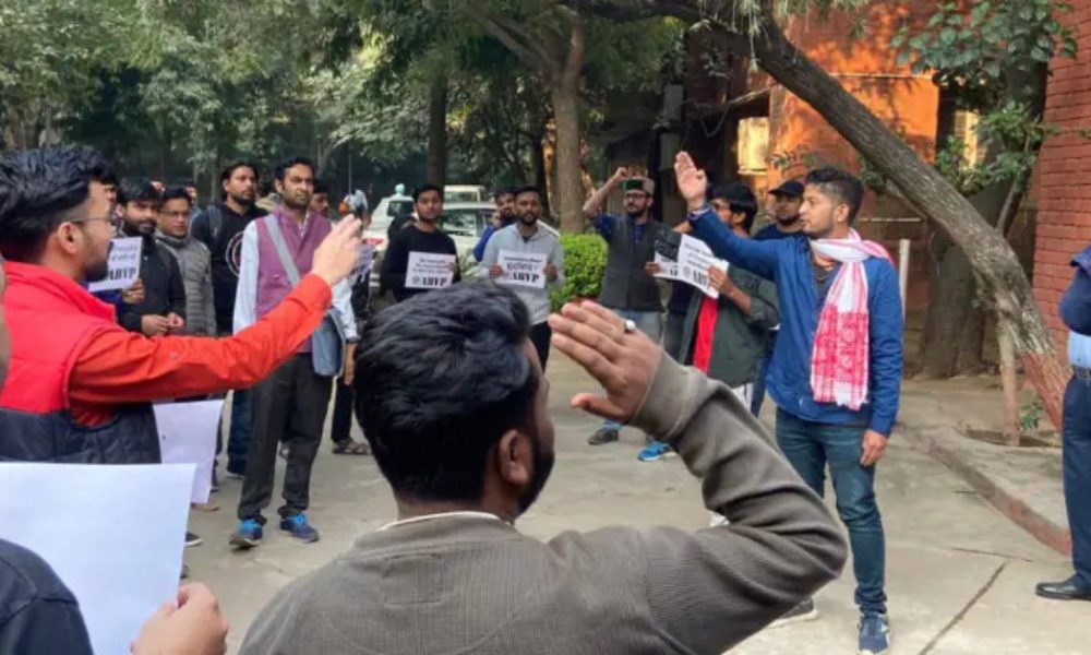ABVP allegedly beat up Delhi University students