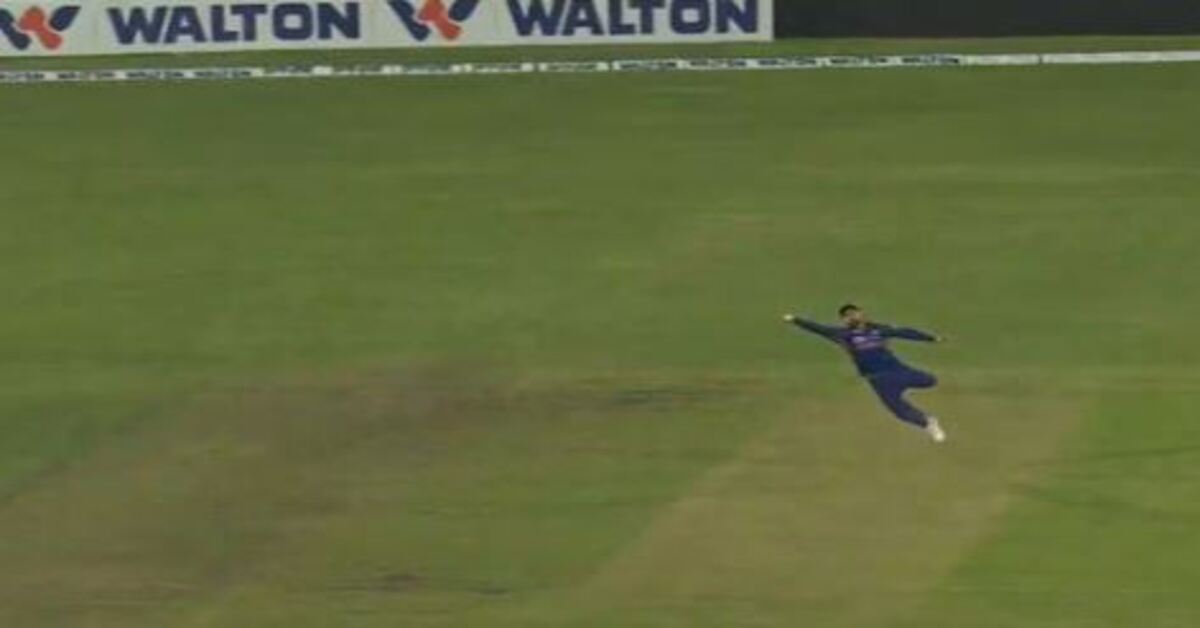 Fans hail Virat Kohli's unbelievable one-hand catch to dismiss Shakib Al Hasan for 29 | Watch