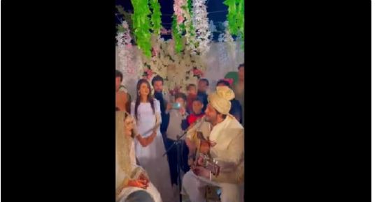 Pakistani groom impresses bride by singing Bollywood song