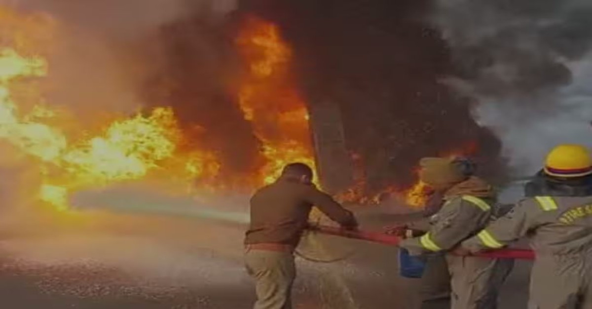 Medicines-laden truck burns down on Agra-Lucknow Expressway, driver jumps to save life | WATCH