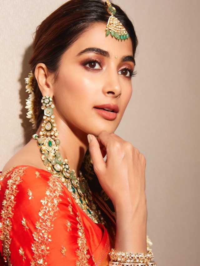 Pooja Hegde dolls up in silk saree for brother’s wedding
