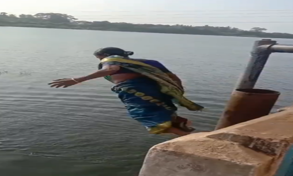 saree clad women diving into Tamil Nadu river