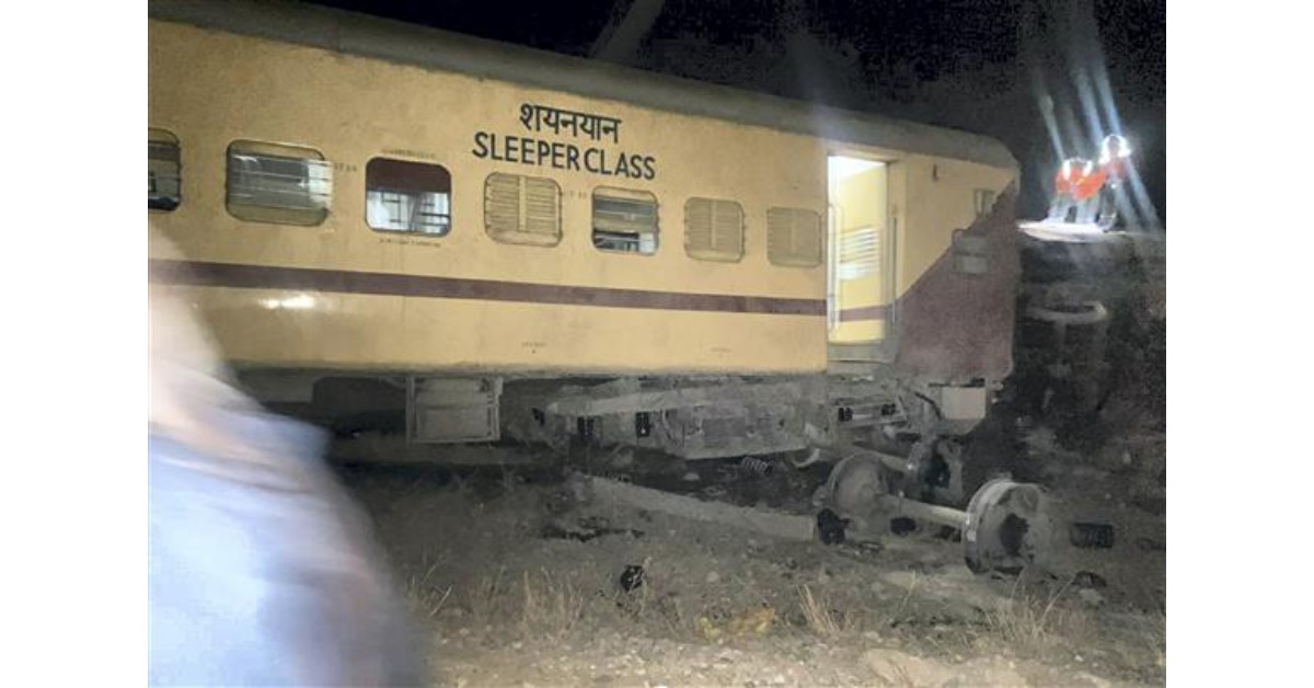 Mumbai local train derails