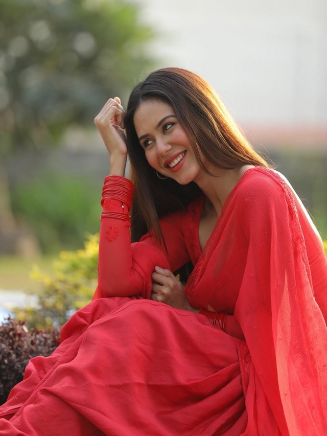 Sonam Bajwa paints the town red