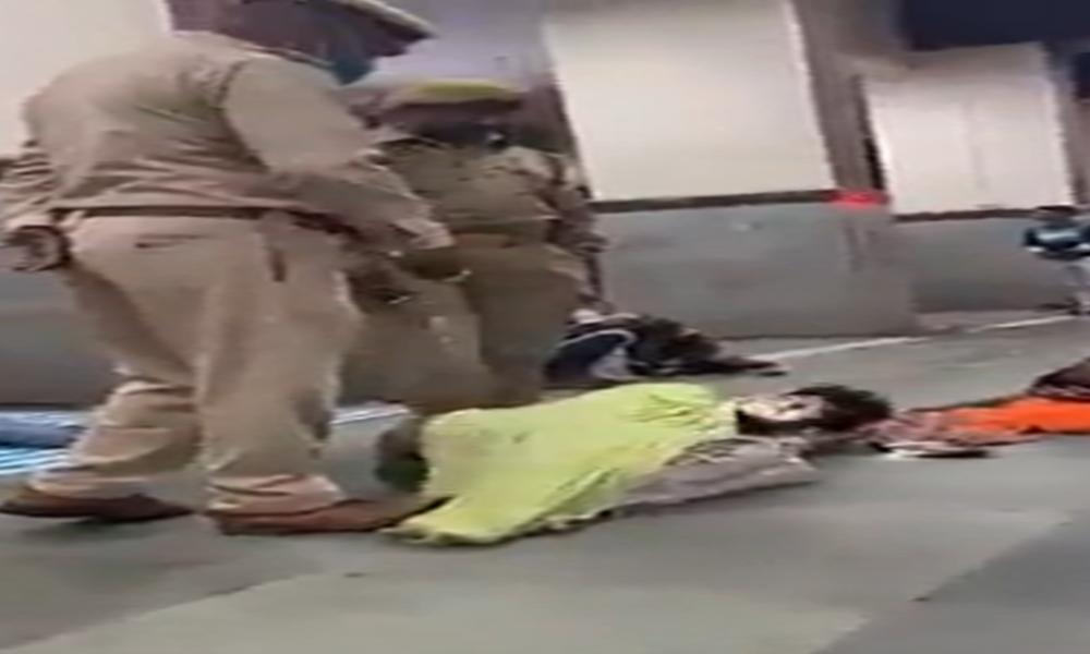 Policemen kicking sleeping man at mathura Railway staton