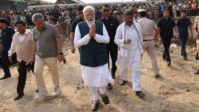PM Modi with Railway minister Ashwini