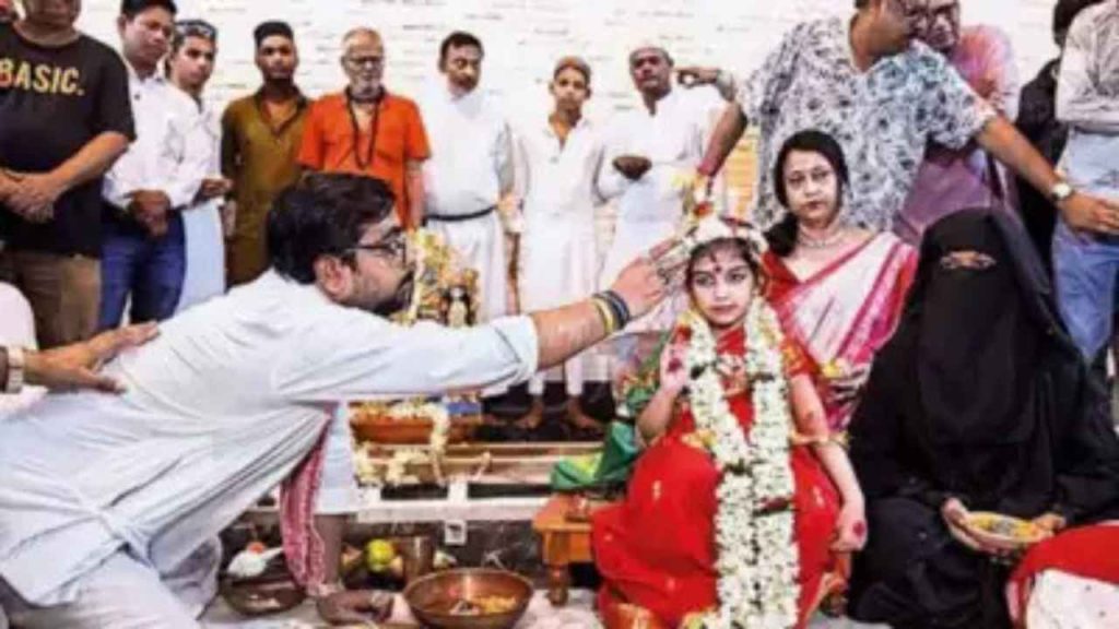 Kolkata: Priest worships 6 year old Muslim girl as an incarnation of goddess Durga during Durga Puja ceremony