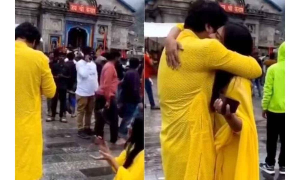 Kedarnath: Woman proposes to her boyfriend,video causes social media users to question use of smartphones in religious places