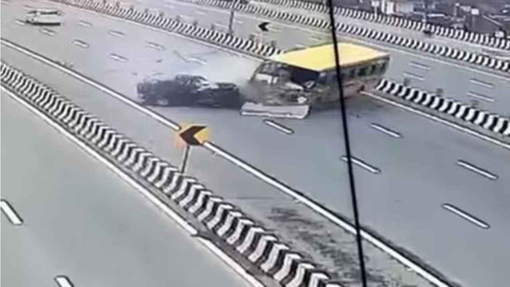 Watch: School bus makes a head on collision with TUV Jeep on Delhi-Meerut Expressway near Ghaziabad