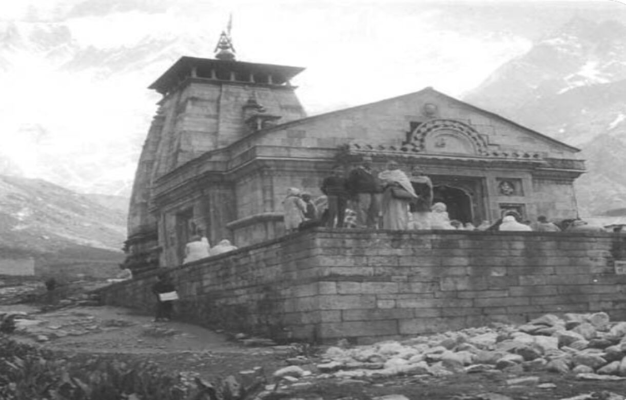 Old picture of Kedarnath temple