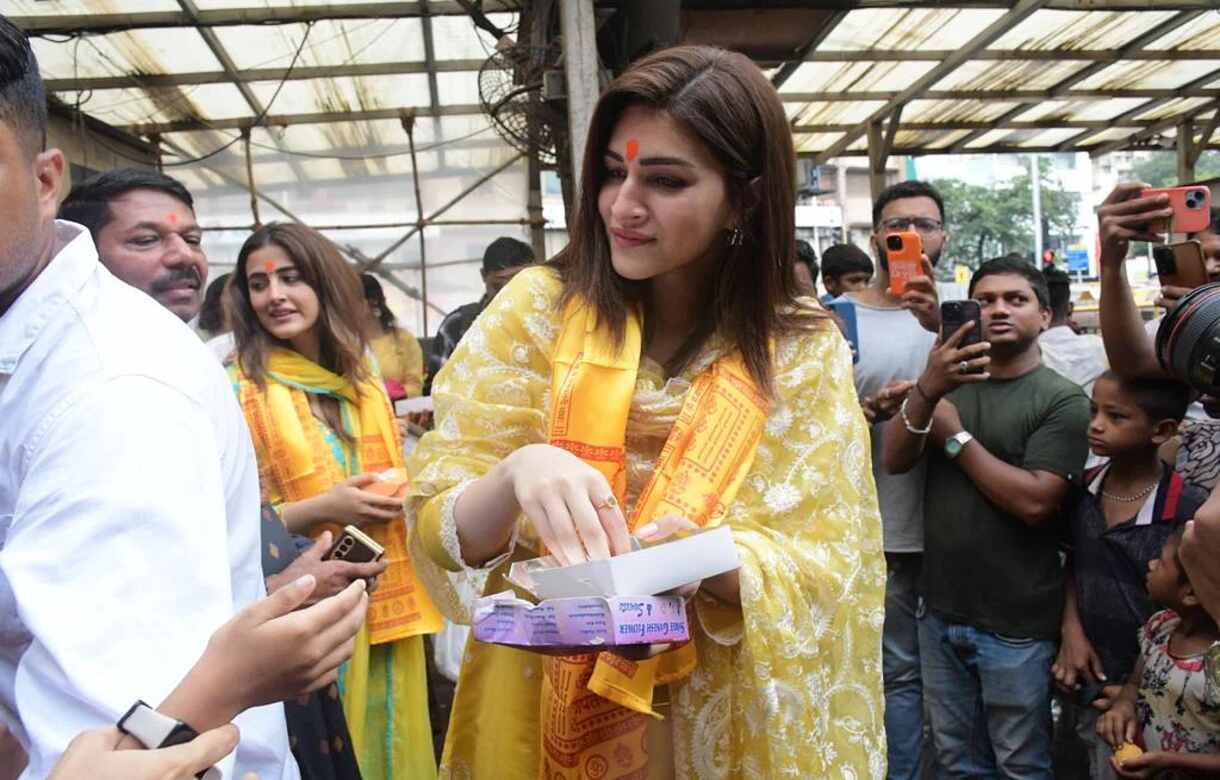Kriti Sanon offers prayers, distributes sweets at Siddhivinayak temple after winning the National Film Award