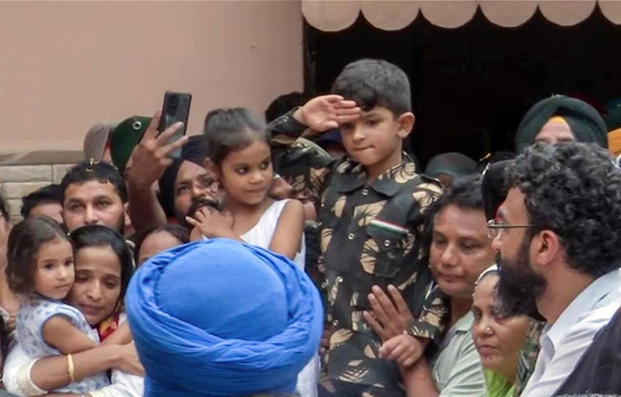 Anantnag encounter: 6-year-old son bids farewell to father, Col Manpreet Singh | Watch