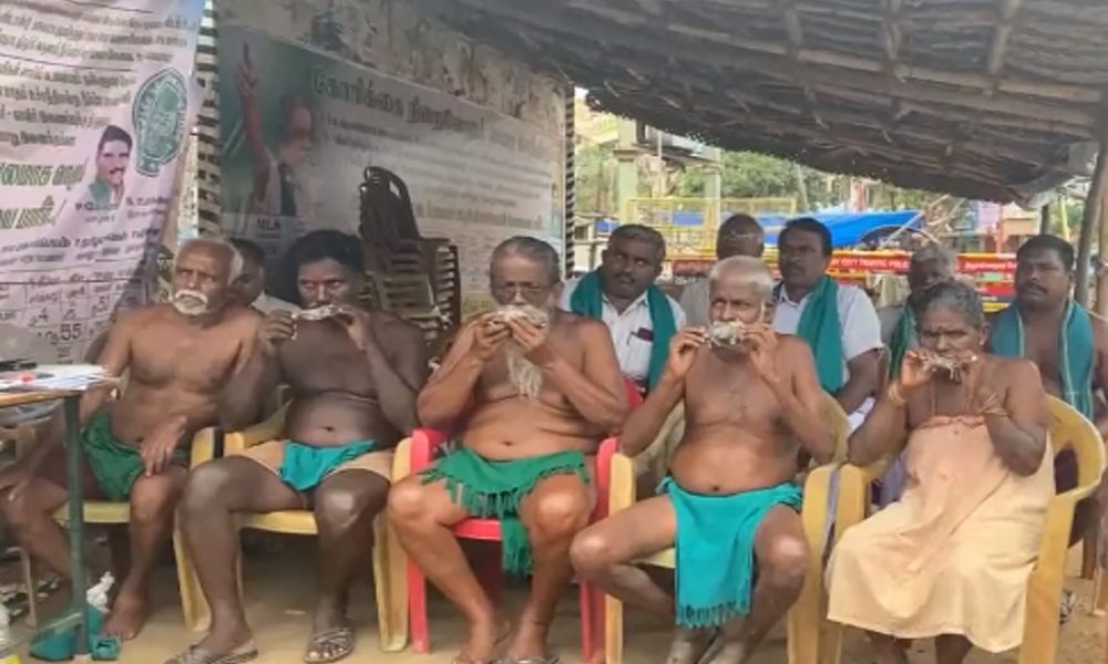 Cauvery water dispute: Tamil Nadu farmers hold dead mice in their mouth in protest against Karnataka government | Watch