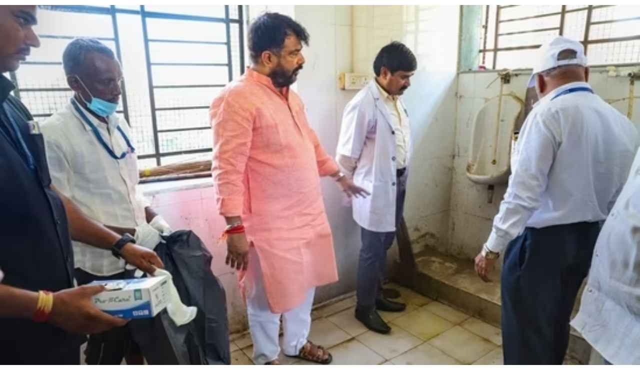 Watch: Shiv Sena MP Hemant Patil makes hospital dean clean toilet as 24 people die in 24 hours