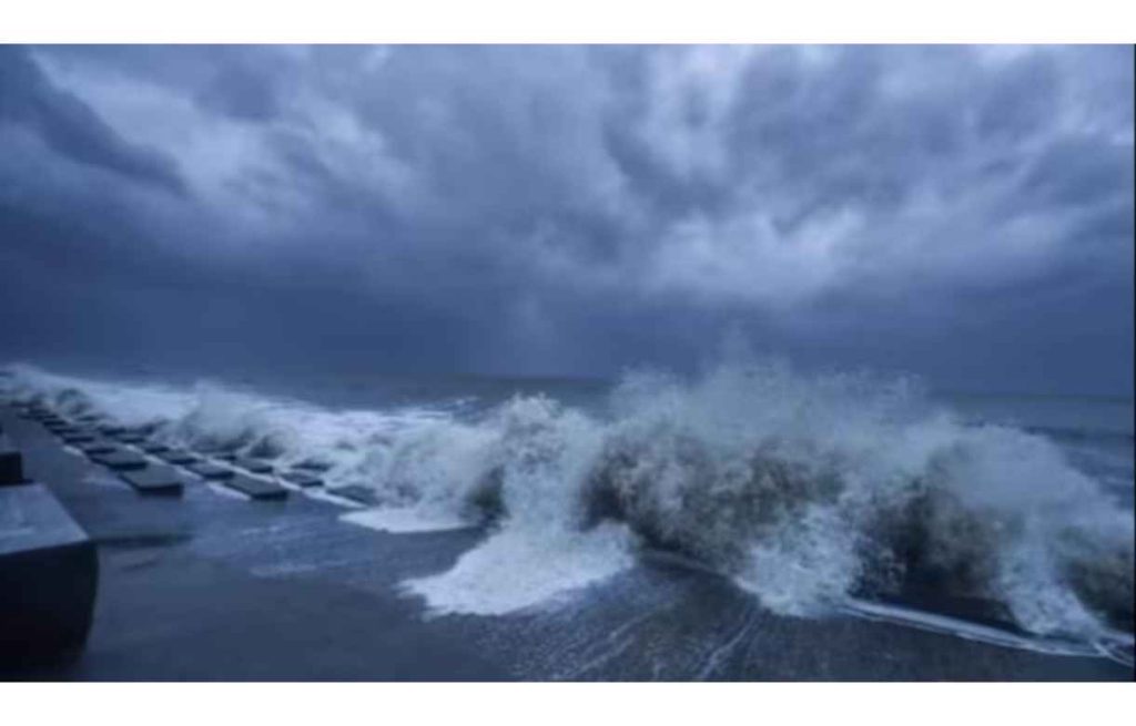 India gets ready to face twin storms: Hamoon in Bay of Bengal, Cyclone Tej in Arabian Sea