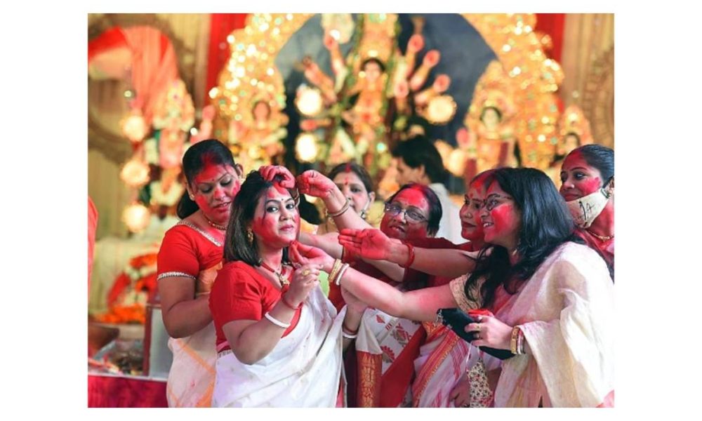 Watch | Women participate in sindoor khela in Kolkata on Vijayadashami