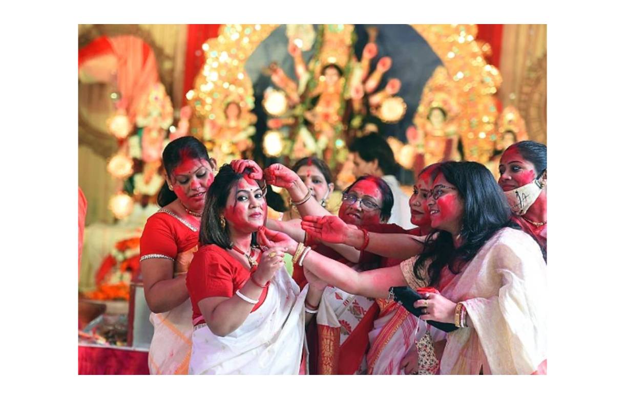 Watch | Women participate in sindoor khela in Kolkata on Vijayadashami