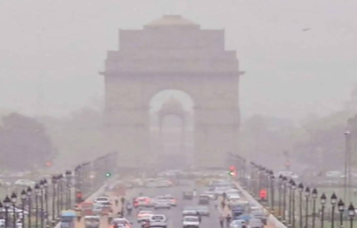 Delhi air pollution: Dussehra, stubble burning keeps air quality in poor category
