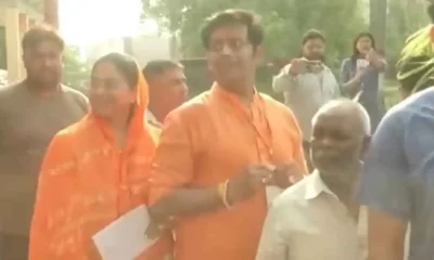 BJP Candidate from Gorakhpur Ravi Kishan casts his vote in 7th Phase of Lok Sabha Elections