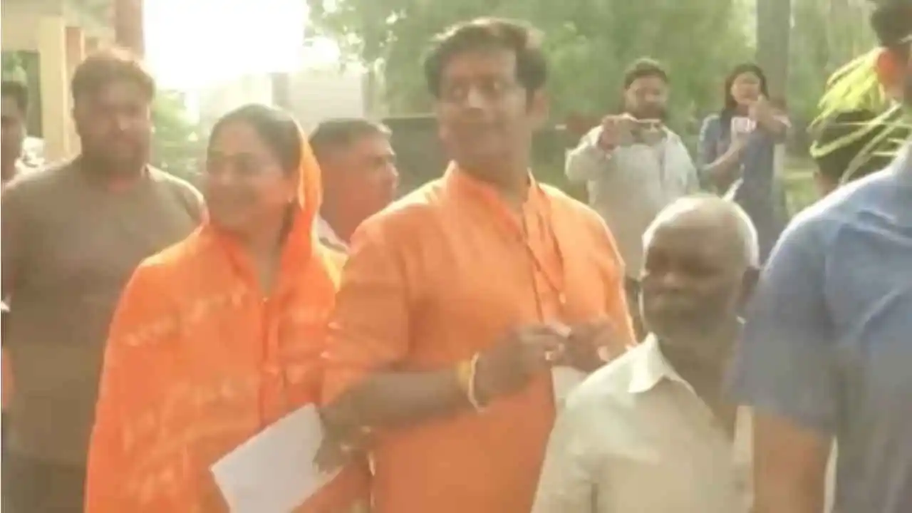 BJP Candidate from Gorakhpur Ravi Kishan casts his vote in 7th Phase of Lok Sabha Elections