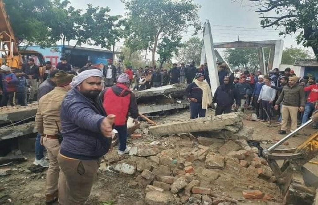 60 लाख के लागत से बना श्मशान घाट का प्रवेश द्वार, 25 लोगों की ली जान, 15 दिन पहले खोला गया था शटरिंग 2 shamshan