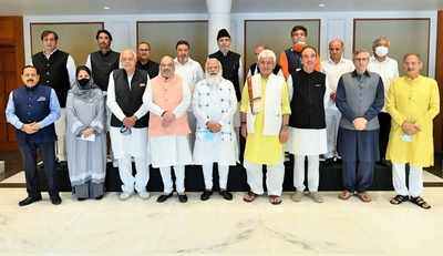 पीएम मोदी की घाटी के नेताओं से महाबैठक के बाद आई तस्वीरों से मिले संकेत, बातचीत ट्रैक पर 1 modi with jk leaders
