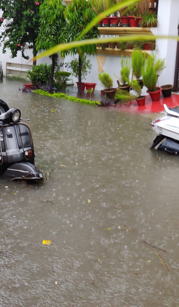 Lucknow में बारिश से बुरा हाल, घरों में घुसा पानी 1 luknow rain