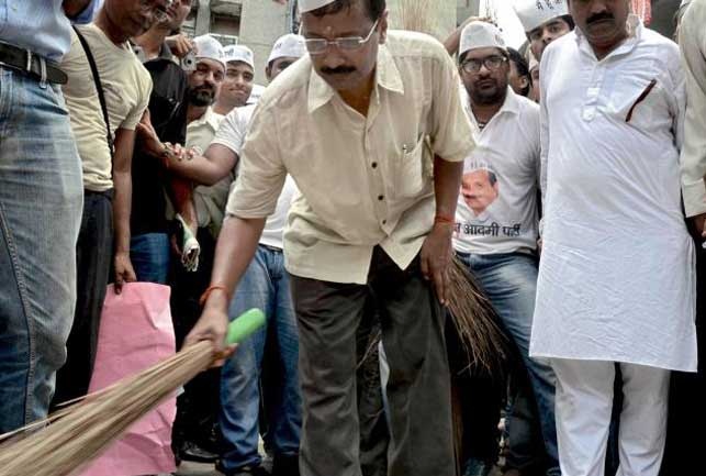 दलित बस्ती में ही सफाई करने क्यों पहुंच जाते हैं नेता? 1 arvind kejriwal