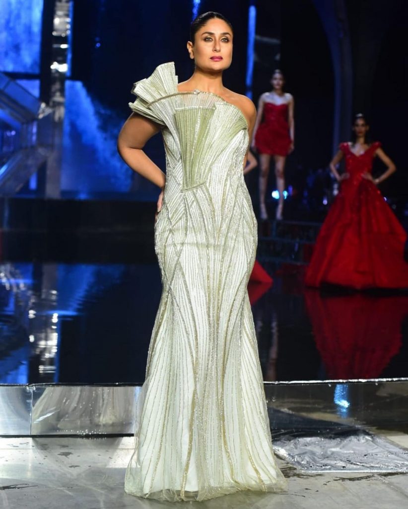 Lakme Fashion Week: जेह के जन्म के 7 महीने बाद करीना कपूर खान की LFW रैंप पर शानदार वापसी, देखें बोल्ड तस्वीरें 1 FBWm0JbVIAAOqDJ
