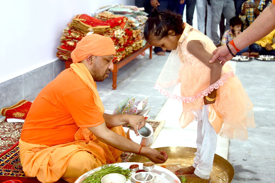 Navratri 2021: तस्वीरों में देखें नेताओं की नवरात्रि, Adityanath से लेकर Chirag Paswan तक मां दुर्गा की भक्ति में हुए लीन 1 yogi