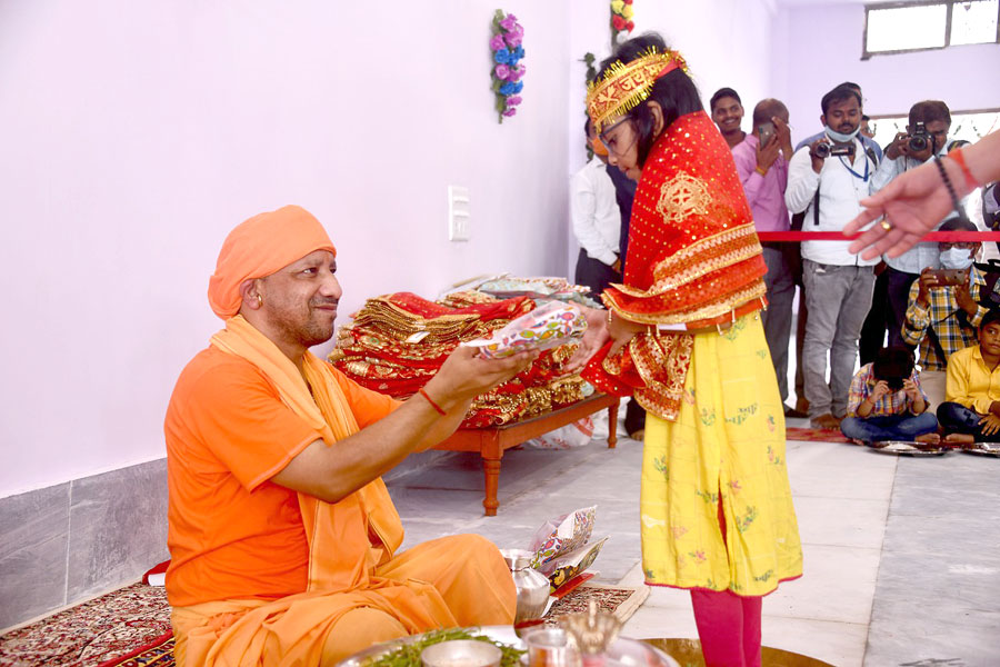 Navratri 2021: तस्वीरों में देखें नेताओं की नवरात्रि, Adityanath से लेकर Chirag Paswan तक मां दुर्गा की भक्ति में हुए लीन 2 yogi 2