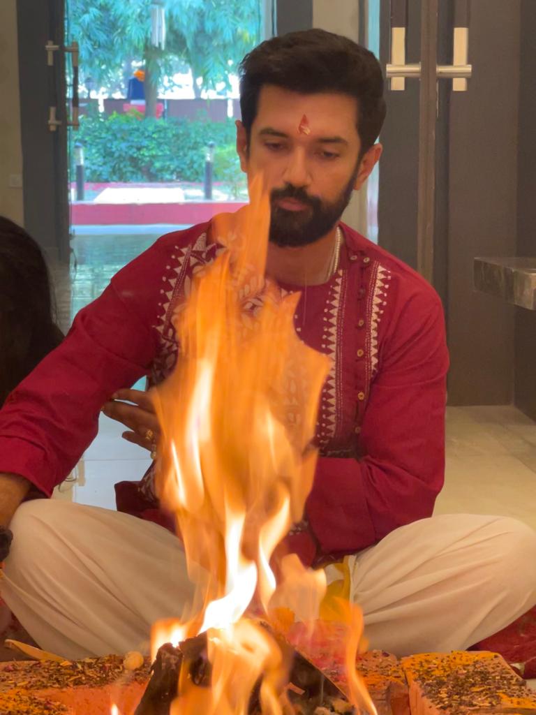 Navratri 2021: तस्वीरों में देखें नेताओं की नवरात्रि, Adityanath से लेकर Chirag Paswan तक मां दुर्गा की भक्ति में हुए लीन 4 chirag paswan 3