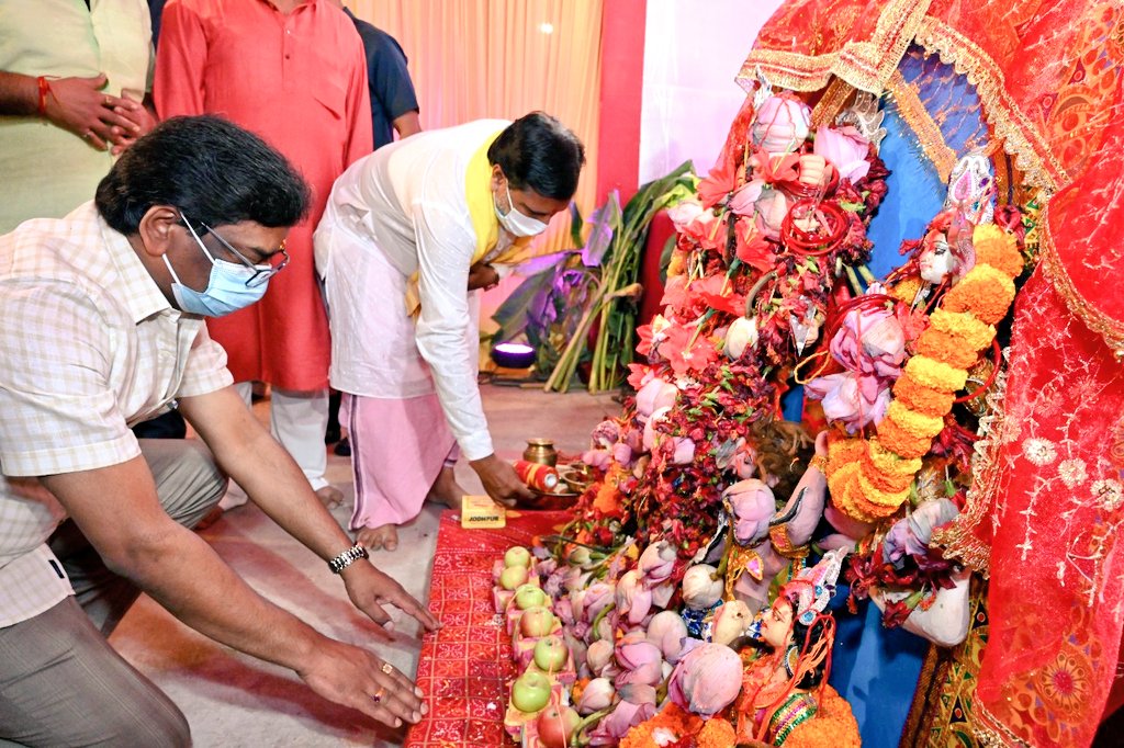 Navratri 2021: तस्वीरों में देखें नेताओं की नवरात्रि, Adityanath से लेकर Chirag Paswan तक मां दुर्गा की भक्ति में हुए लीन 5 hemant soren 1