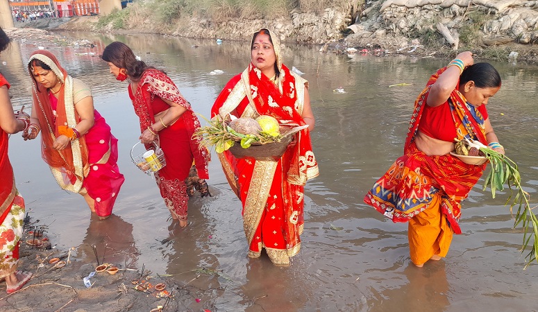 Chhath Puja 2021: डूबते हुए सूर्य को दिया जाएगा अर्घ्य, घाटों पर बढ़ी भीड़ 2 126838941 4662685150468841 348953031644223560 n