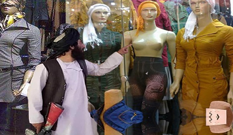 Afghanistan में Mannequins भी नहीं हैं सुरक्षित, सर काट कर दुकान के बाहर लगाने का आदेश, देखें वीडियो 3 Talibani tries to touch the Monique’s breast from outside the glass