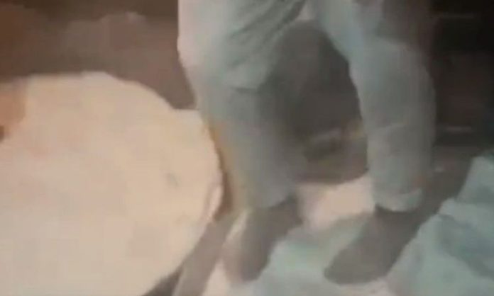 Viral Video: गंदे पैरों से आटा गूंथ रहा था दुकानदार
