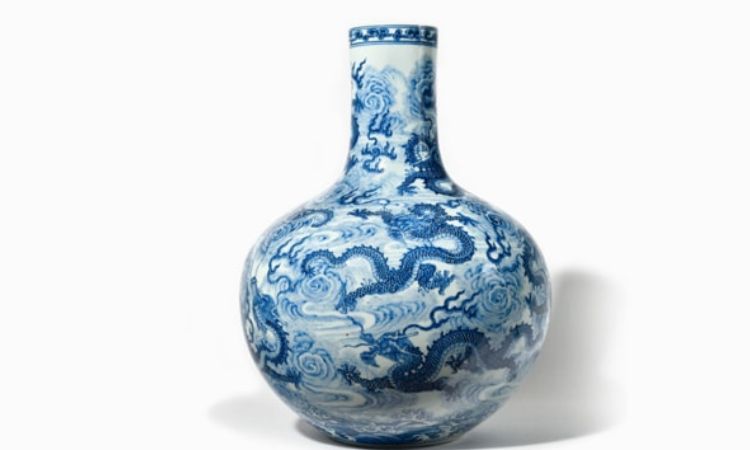 Chinese Vase: एक ही दिन में शख्स हुआ करोड़पति, डेढ़ लाख के फूलदान को 74 करोड़ में बेचा
