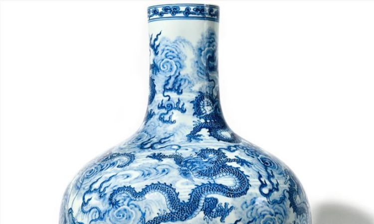Chinese Vase: एक ही दिन में शख्स हुआ करोड़पति, डेढ़ लाख के फूलदान को 74 करोड़ में बेचा