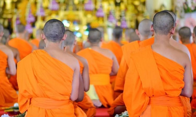 Thailand News: थाईलैंड के मंदिर में छापेमारी, ड्रग्स के नशे धुत मिले सभी पुजारी, जेल के बजाए पुलिस ने भेजा…