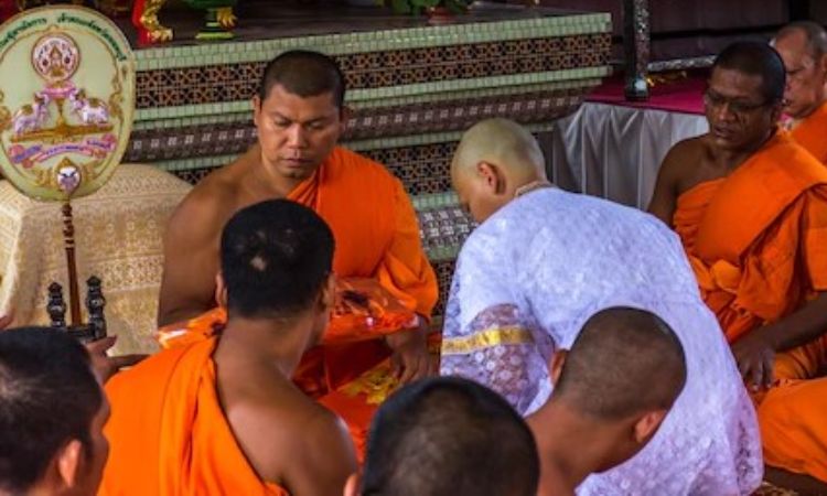 Thailand News: थाईलैंड के मंदिर में छापेमारी, ड्रग्स के नशे धुत मिले सभी पुजारी, जेल के बजाए पुलिस ने भेजा…