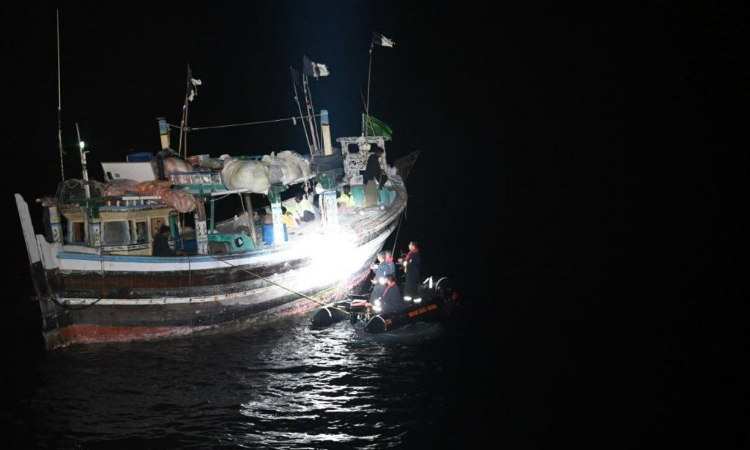    Pakistani Boat: भारतीय कोस्ट गार्ड द्वारा जब्त की गई पाकिस्तानी नाव
